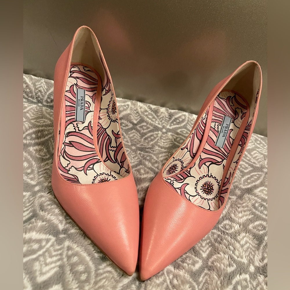 Prada Beige Pink Leather Classic Pointy
Toe Pumps - Picture 2 of 10